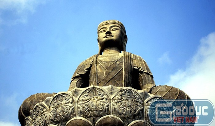 Đại Phật tượng trên núi Phật tích được làm dựa trên nguyên mẫu là pho tượng A-di-đà cổ làm bằng đá có từ thời Lý hiện đang được lưu giữ trong chùa Phật Tích ở dưới chân núi.